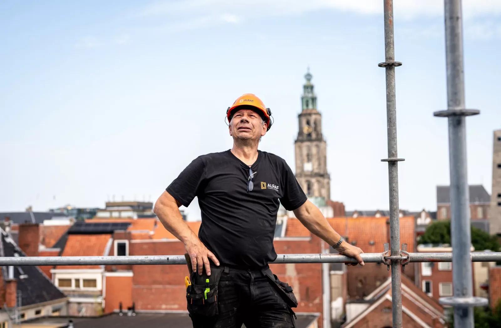 Een monteur van Alraf op de steiger in Groningen