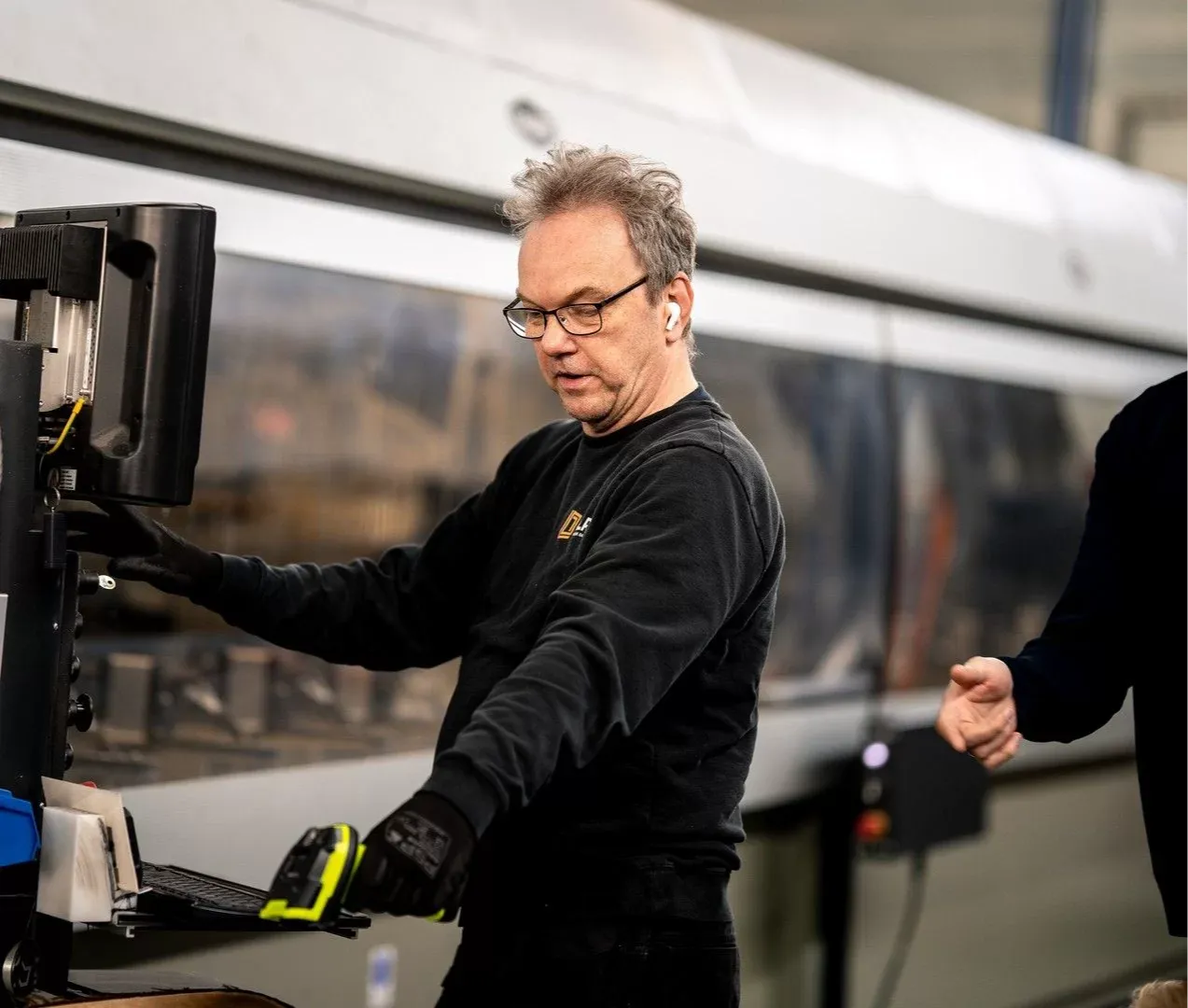Een medewerker van Alraf aan de machine