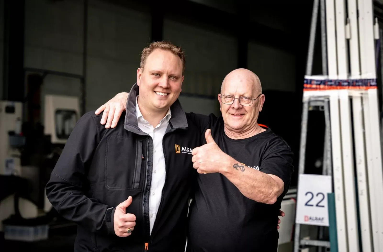 Twee medewerkers van Alraf in de productiehal
