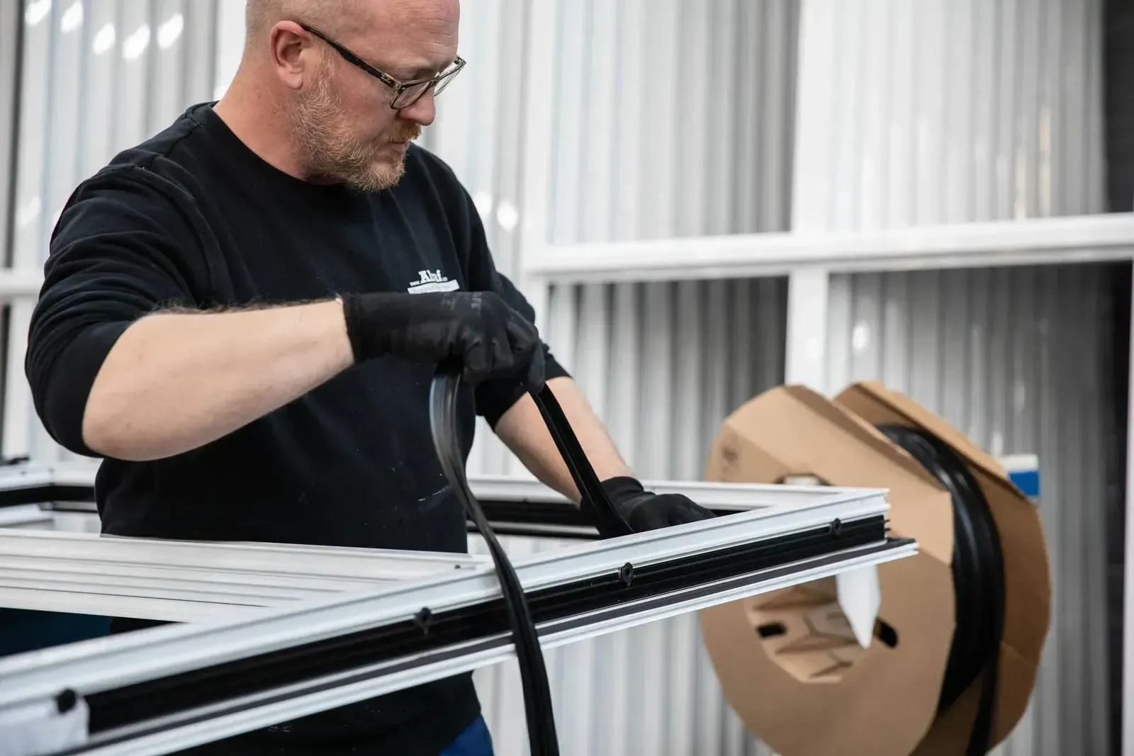 Afkitten van een aluminium kozijn