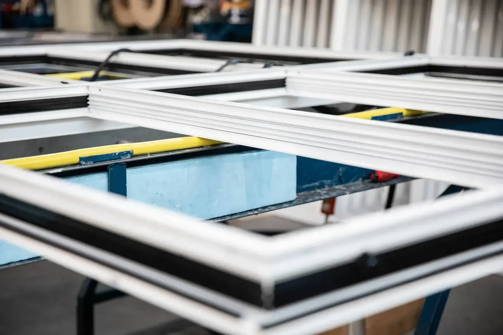 Aluminium kozijnprofielen in de productiehal van Alraf