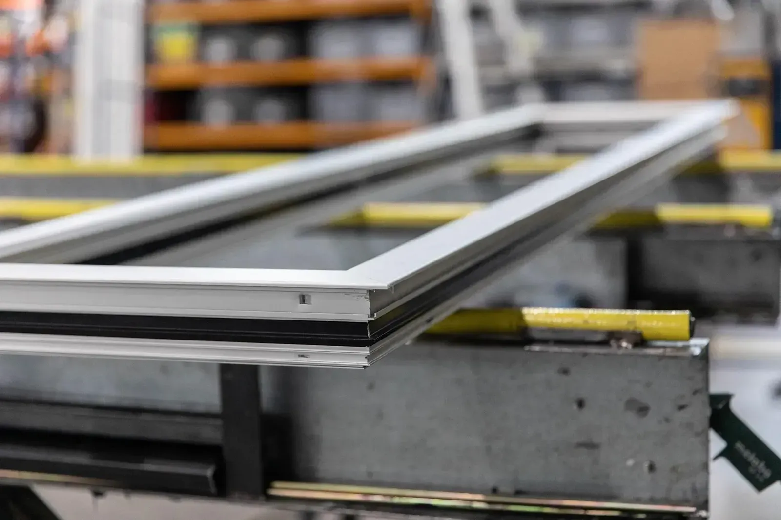 Aluminium kozijn op de werkbank